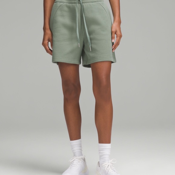 🍀NWT ❤️ Lululemon 🔥 Athletica Scuba High- Rise Short in Grey Eucalyptus - Picture 1 of 9